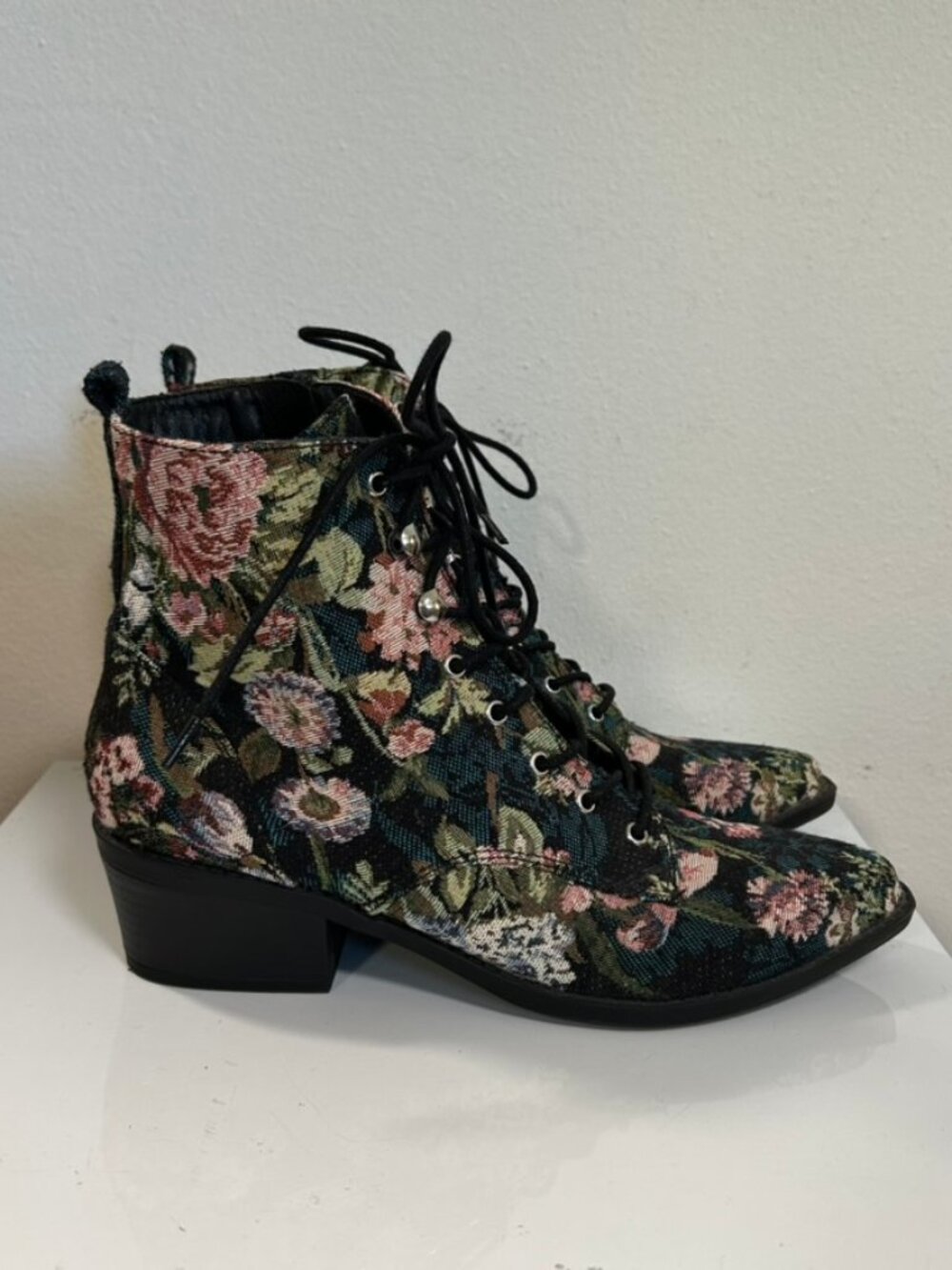 Indigo Rd Floral Woven Floral Heeled Lace Up Boots 2" Sz 8M EUC Whimsygoth